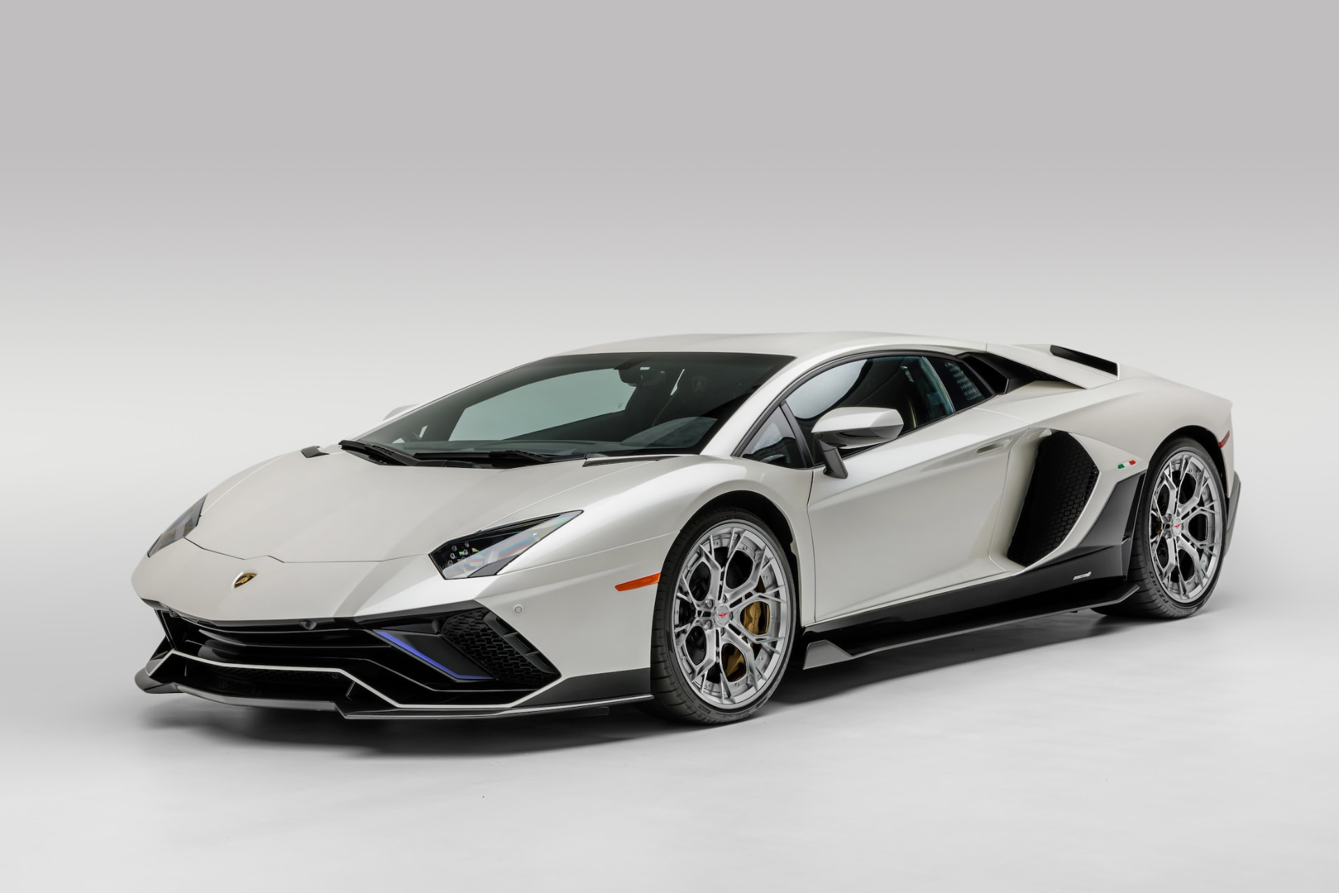 White Lamborghini fitted with Limitless Engineering forged wheels
